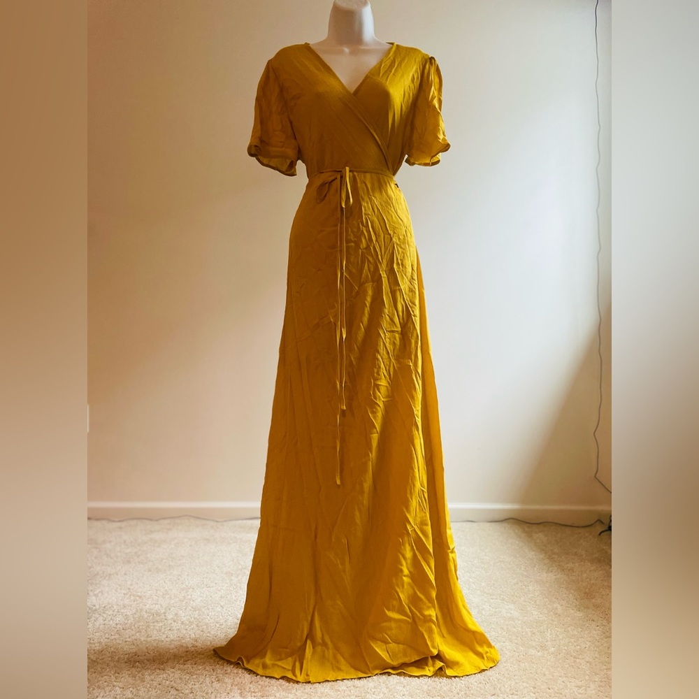 Stunning floor length maxi dress . short sleeves!